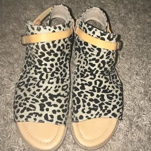 Women’s 7.5 Blowfish Cheetah Sandals